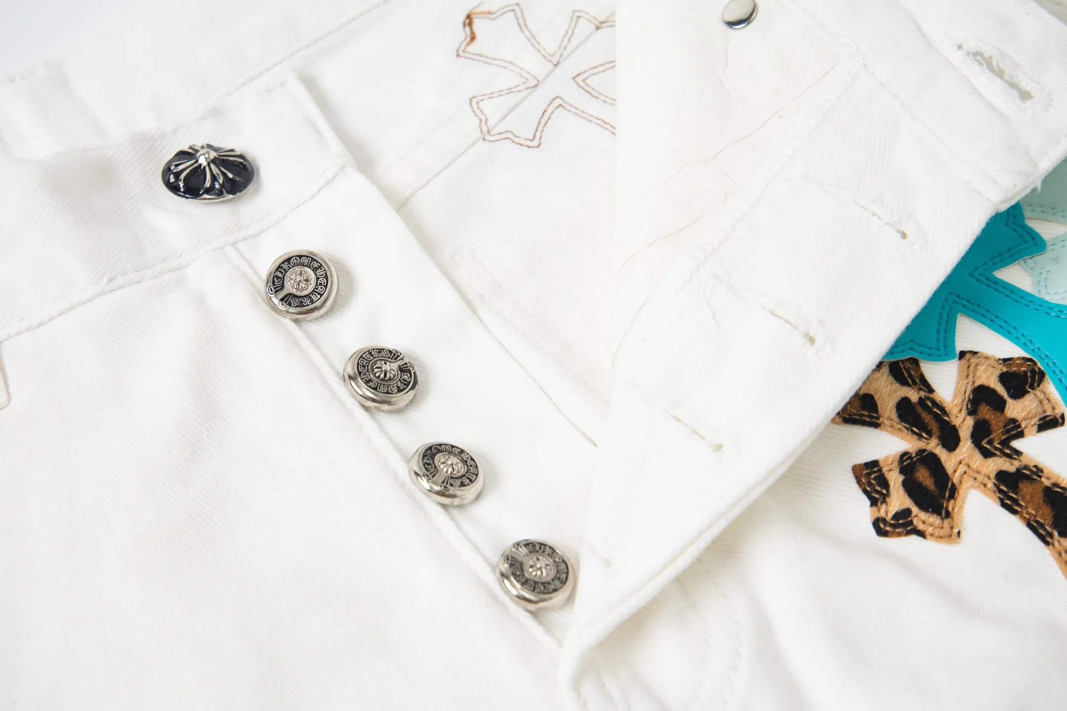 P260 Chrome Hearts 25SS white pants with three-color leopard print blue leather jeans. Chrome Hearts' pants with the most popular colors are made of beaded canvas fabric. Heavy washing makes the upper body of the fabric more textured and the pants are tall and straight! The three-dimensional cutting of the whole trousers is a masterpiece! The hardware is customized by zp. The beaded canvas fabric is thick and soft after being washed. It has good breathability. Customized small leather label. Unique design. The details are simple and elegant, and the workmanship is exquisite. The whole trousers are neatly routed and the details are in place! It’s so cool that both men and women can easily control the genderless trend! Style number: 1771# Color: White Size: 28 30 32 34 36